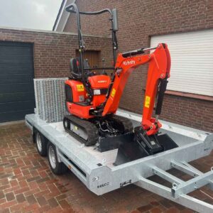 Minibagger Kubota K008-5 VHG auf Anhänger aufgeladen bereit zum Transport