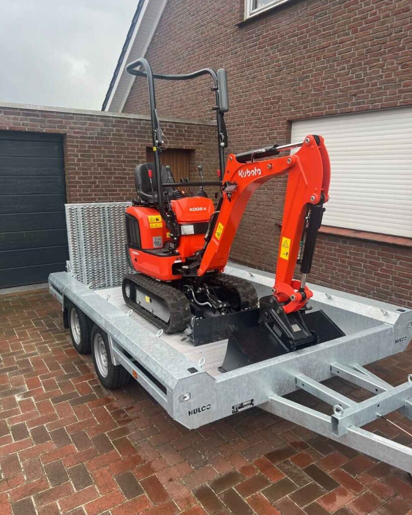 Minibagger Kubota K008-5 VHG auf Anhänger aufgeladen bereit zum Transport